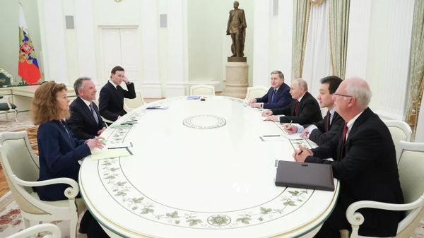 Президент РФ Владимир Путин и спецпосланник президента США Стивен Уиткофф во время встречи