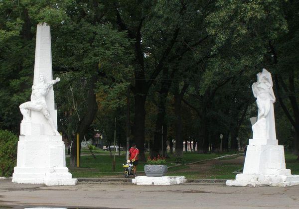 Иван Кавалеридзе Закованный Прометей и раскованный рабочий. Ромны Сумской области, 1918 или 1921 год. (Фото из социальных сетей) 