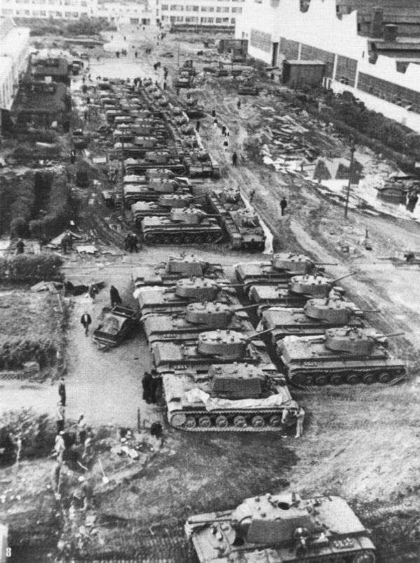 Танки КВ-1 во дворе Челябинского Кировского завода. Весна 1942 года