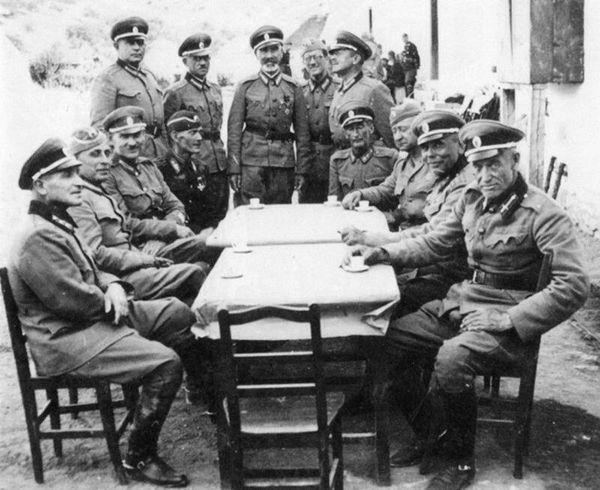 Офицеры Русского охранного корпуса в Югославии, 1942 год. Стоит в центре - генерал Михаил Скородумов