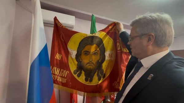 Флаги, иконы, грамоты, подарки в кабинете Тойвонена
