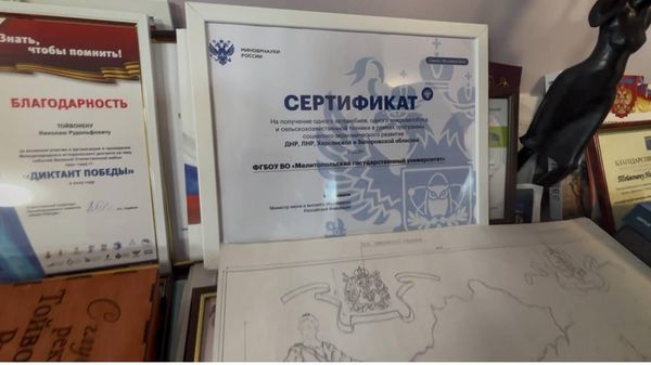 Флаги, иконы, грамоты, подарки в кабинете Тойвонена