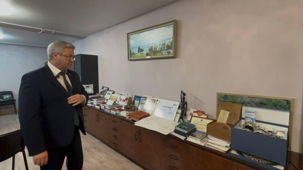 Флаги, иконы, грамоты, подарки в кабинете Тойвонена
