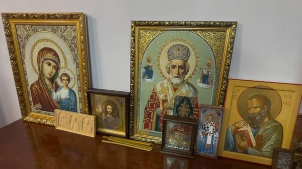 Флаги, иконы, грамоты, подарки в кабинете Тойвонена