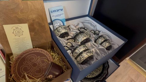 Флаги, иконы, грамоты, подарки в кабинете Тойвонена