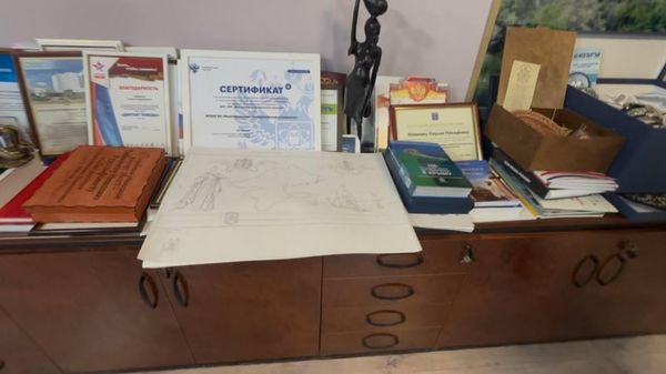 Флаги, иконы, грамоты, подарки в кабинете Тойвонена