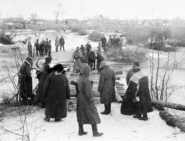 Переправа советских партизан через реку в Житомирской области, 1942 год