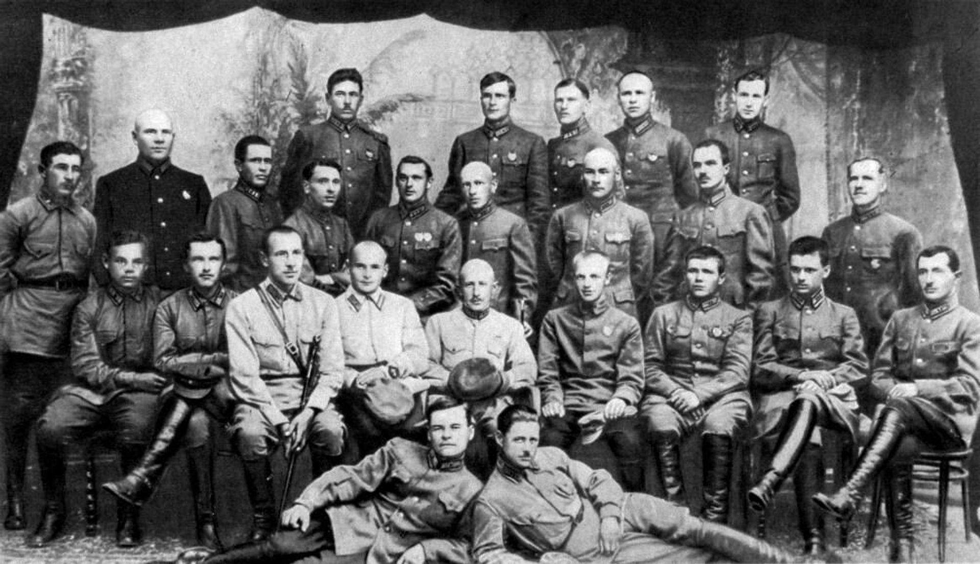 К. Рокоссовский (пятый в третьем ряду) и Г. Жуков (девятый в третьем ряду) на Курсах усовершенствования командного состава, 1925 год - РИА Новости, 1920, 21.12.2025