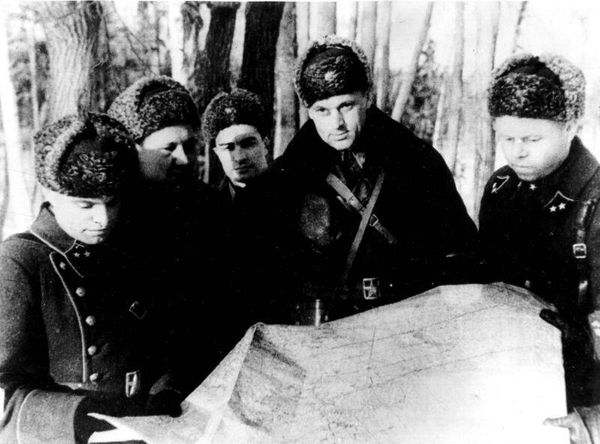 Командующий 16-й армией К. Рокоссовский со штабом в районе Истры, декабрь 1941 года