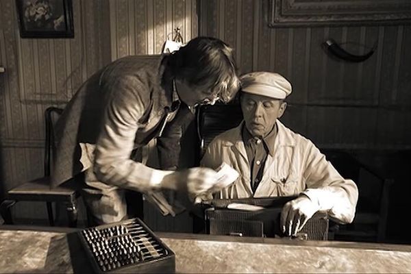 Коровьев дает взятку Босому. Кадр из сериала Мастер и Маргарита Коровьев дает взятку Босому. Кадр из сериала Мастер и Маргарита