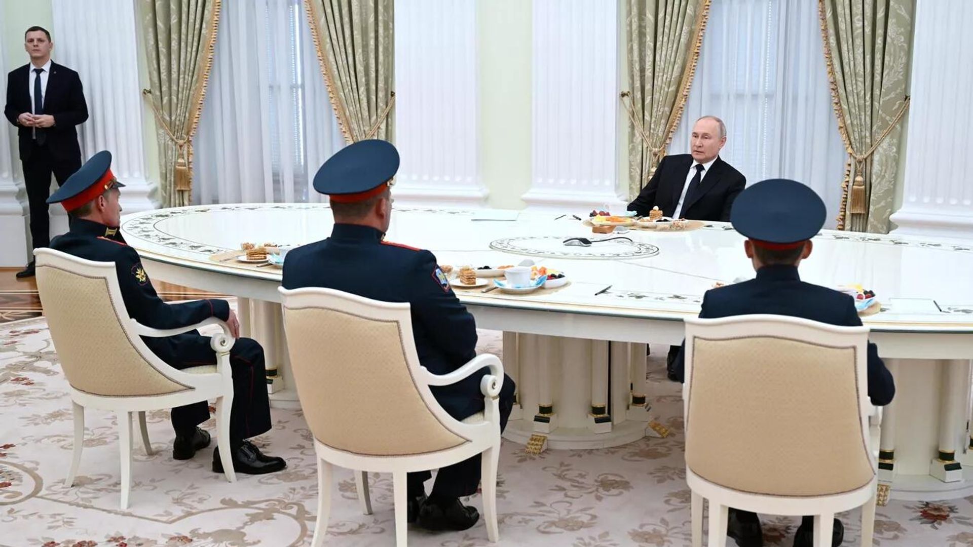 Президент РФ Владимир Путин во время встречи с награжденными военными – участниками специальной военной операции. Президент РФ Владимир Путин во время встречи с награжденными военными – участниками специальной военной операции. - РИА Новости, 1920, 22.12.2025