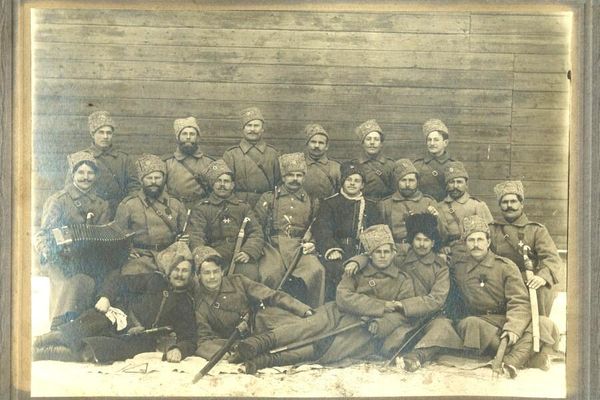 Есаул Василий Чернецов с казаками 39-й Донской отдельной сотни, слобода Макеевка Таганрогского округа Области Войска Донского, зима 1916-17 годов. Фото из социальных сетей