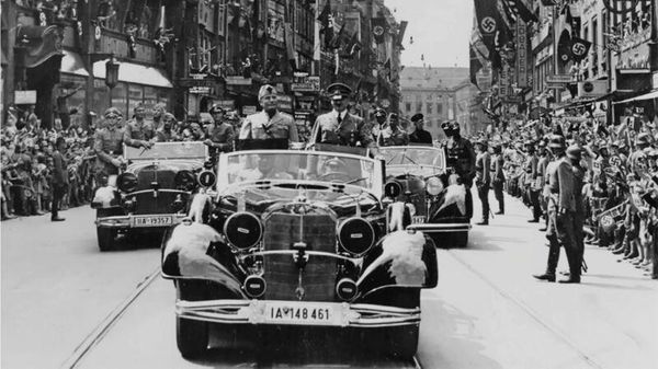Муссолини и Гитлер в Мюнхене, 1940 год Муссолини и Гитлер в Мюнхене, 1940 год