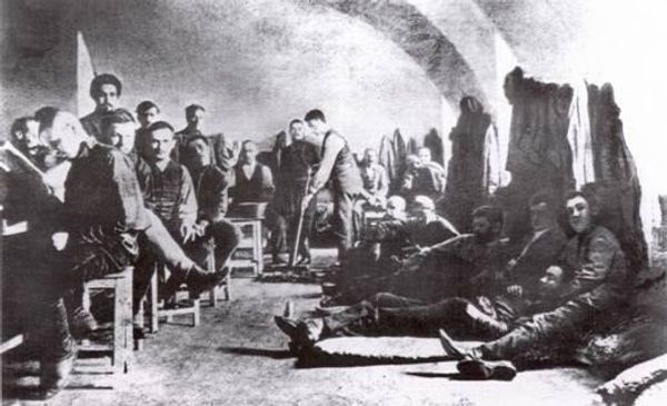 Группа участников восстания саперов во дворе Лукьяновской тюрьмы. Киев, 1905 год. Фото из социальных сетей Группа участников восстания саперов во дворе Лукьяновской тюрьмы. Киев, 1905 год. Фото из социальных сетей