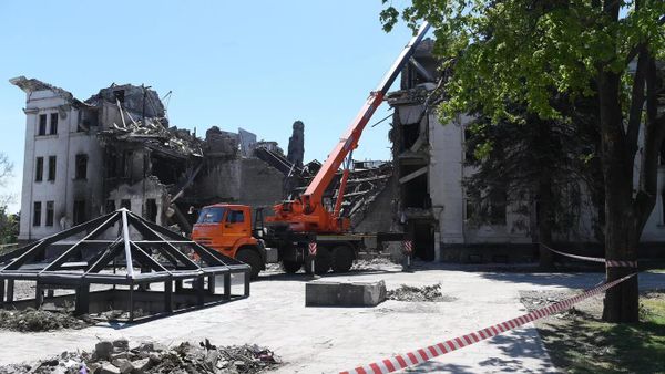 Разбор завалов на месте разрушенного Донецкого академического областного драматического театра в Мариуполе.