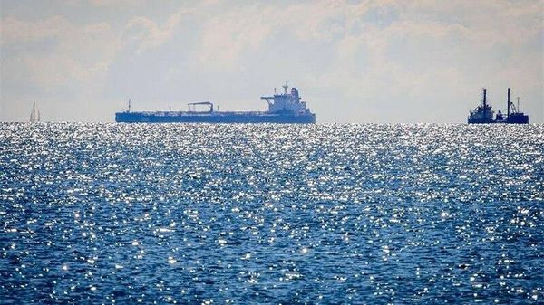 Теневой флот перестает оставаться скрытым: нефтяные танкеры все чаще ходят под российским флагом