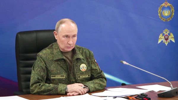 Президент Владимир Путин посетил вспомогательный пункт управления Объединенной группировки войск Президент Владимир Путин посетил вспомогательный пункт управления Объединенной группировки войск