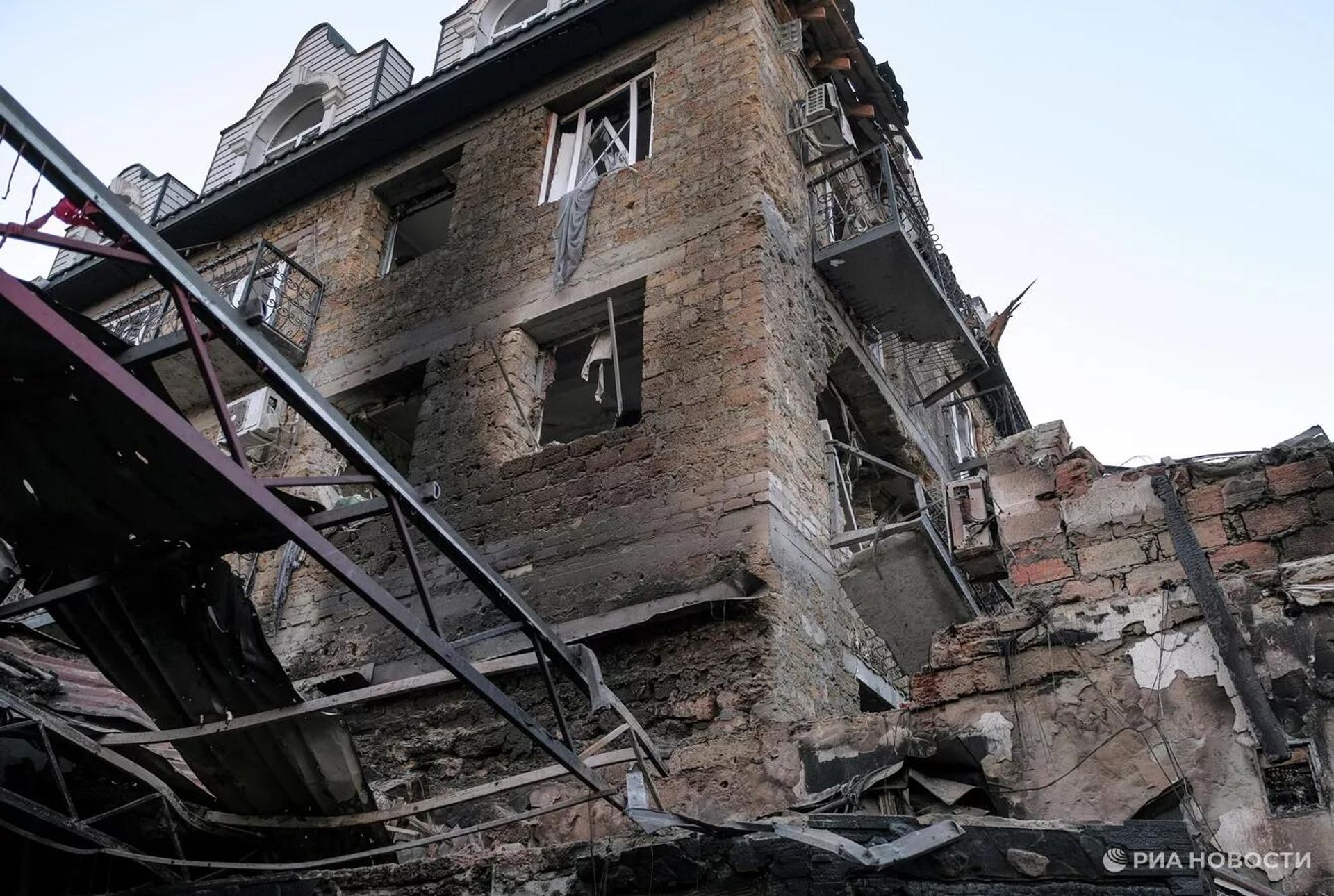 Последствия атаки БПЛА ВСУ на поселок Хорлы в Херсонской области - РИА Новости, 1920, 11.01.2026
