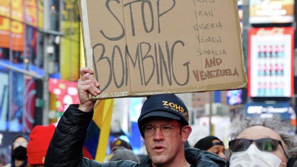 Митинг в Нью-Йорке против военной операции США в Венесуэле Митинг в Нью-Йорке против военной операции США в Венесуэле