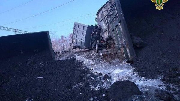 Около 35 вагонов с углем сошли с пути в Амурской области Около 35 вагонов с углем сошли с пути в Амурской области
