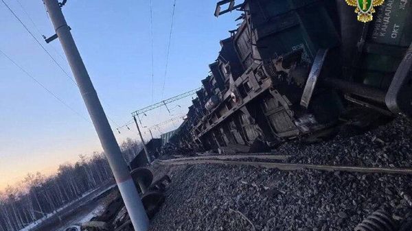 Около 35 вагонов с углем сошли с пути в Амурской области Около 35 вагонов с углем сошли с пути в Амурской области
