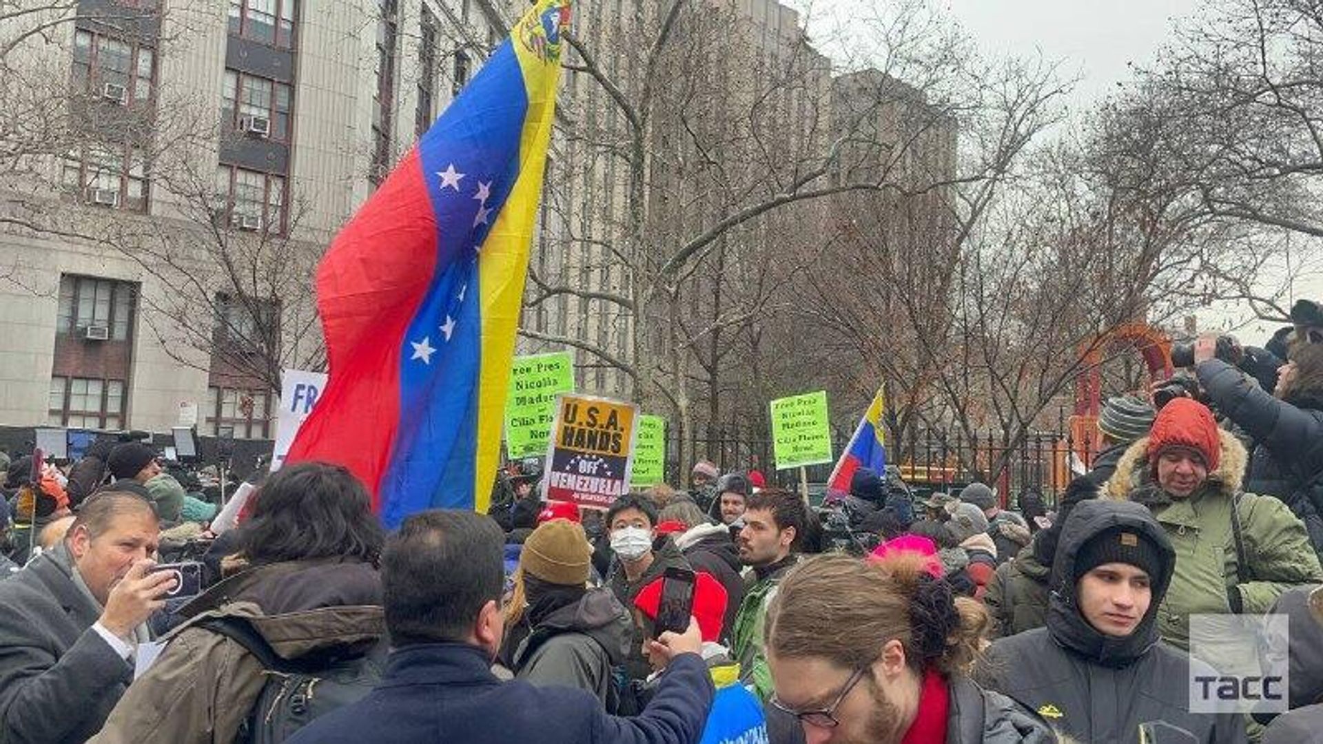 Возле суда в центре Нью-Йорка, куда ранее доставили Мадуро, проходит протест против действий США в Венесуэле Возле суда в центре Нью-Йорка, куда ранее доставили Мадуро, проходит протест против действий США в Венесуэле - РИА Новости, 1920, 05.01.2026
