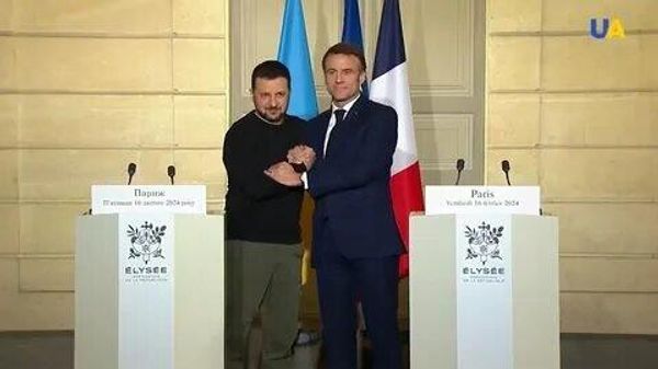 Зеленский и Макрон на подписании соглашения