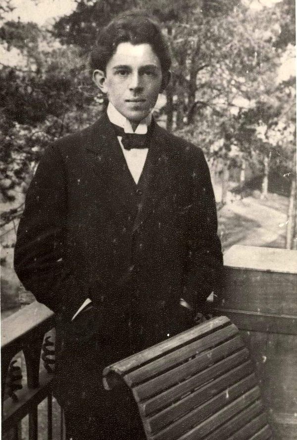 Осип Мандельштам, ок. 1907 года Осип Мандельштам, ок. 1907 года