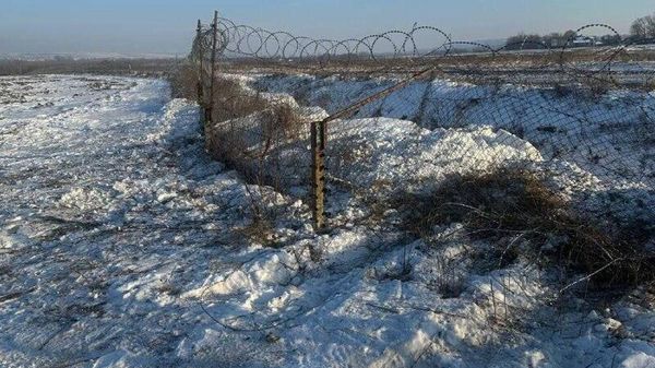 Мужчина на Рендж-Ровере наехал на украинского пограничника, потому что хотел прорваться на в Румынию и вывезти с собой ещё шесть человек — сообщает украинская погранслужба