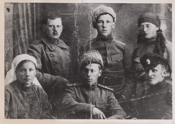 Роман Гуль (справа внизу) среди участников Ледяного похода, май 1918 года. Фото из социальных сетей Роман Гуль (справа внизу) среди участников Ледяного похода, май 1918 года. Фото из социальных сетей