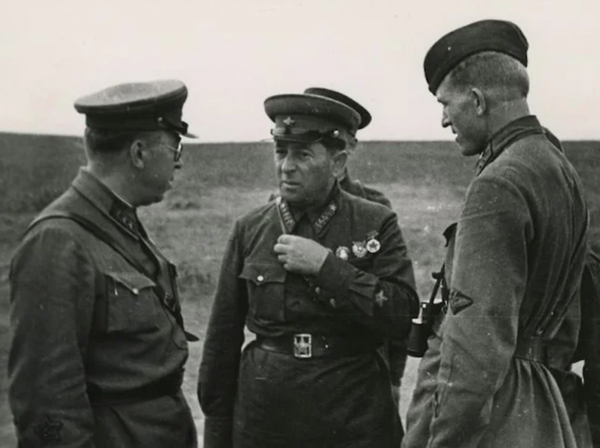 Лев Мехлис. Крымский фронт, 1942 год Лев Мехлис. Крымский фронт, 1942 год