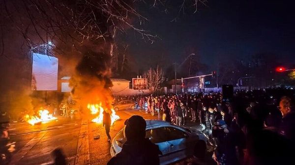 Жертвами протестов в Иране стали около двух тысяч человек, сообщило агентство Reuters со ссылкой на чиновника Исламской республики