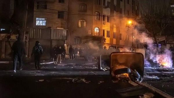 Жертвами протестов в Иране стали около двух тысяч человек, сообщило агентство Reuters со ссылкой на чиновника Исламской республики