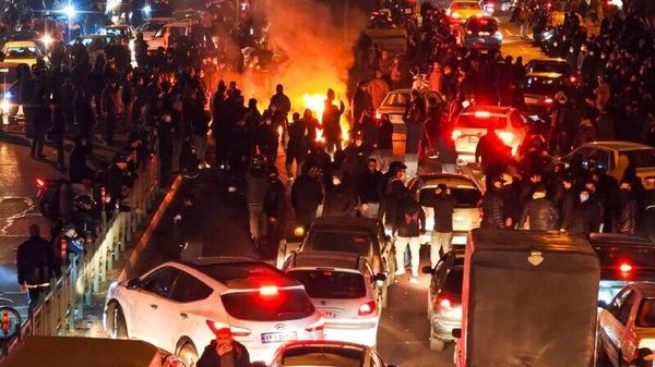 Жертвами протестов в Иране стали около двух тысяч человек, сообщило агентство Reuters со ссылкой на чиновника Исламской республики