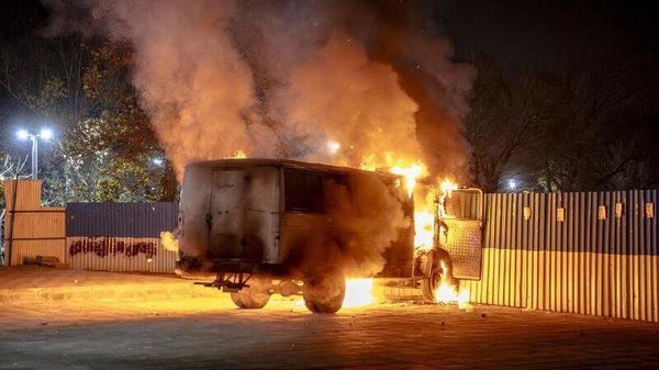 Жертвами протестов в Иране стали около двух тысяч человек, сообщило агентство Reuters со ссылкой на чиновника Исламской республики