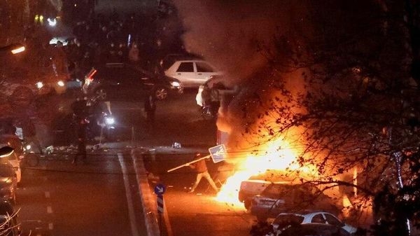 Жертвами протестов в Иране стали около двух тысяч человек, сообщило агентство Reuters со ссылкой на чиновника Исламской республики
