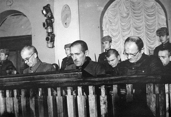Подсудимые на Киевском судебном процессе, январь 1946 года. Крайний слева сидит Пауль Шеер.