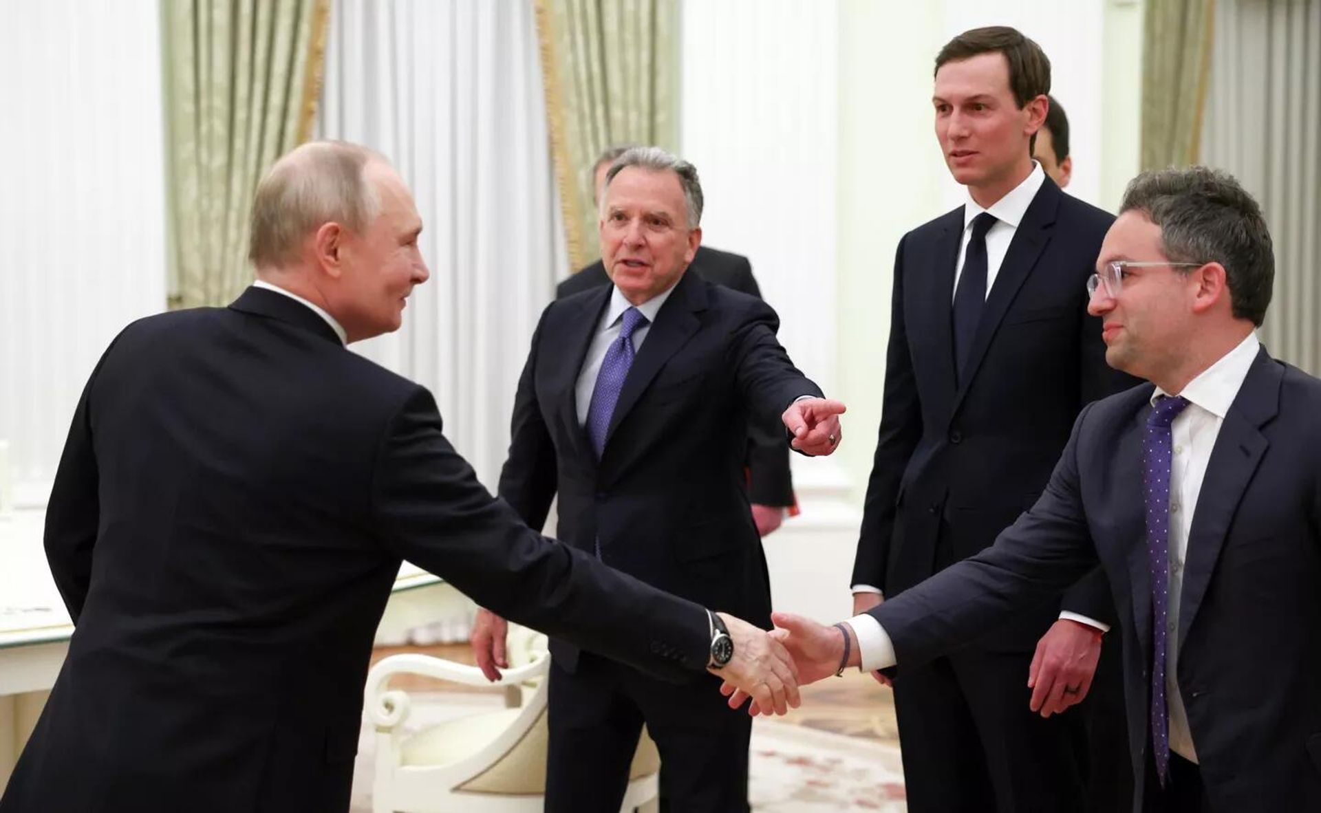 Президент России Владимир Путин, специальный посланник президента США Стивен Уиткофф, зять Дональда Трампа Джаред Кушнер и комиссар Федеральной службы госзакупок Джош Грюнбаум (слева направо) Президент России Владимир Путин, специальный посланник президента США Стивен Уиткофф, зять Дональда Трампа Джаред Кушнер и комиссар Федеральной службы госзакупок Джош Грюнбаум (слева направо) - РИА Новости, 1920, 25.01.2026