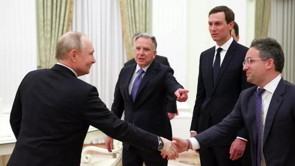 Президент России Владимир Путин, специальный посланник президента США Стивен Уиткофф, зять Дональда Трампа Джаред Кушнер и комиссар Федеральной службы госзакупок Джош Грюнбаум (слева направо)