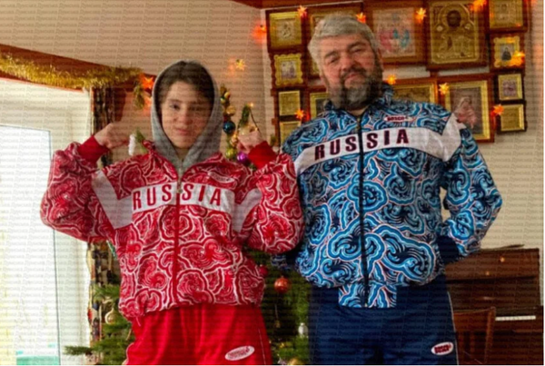 Павличенко в куртке с надписью Россия