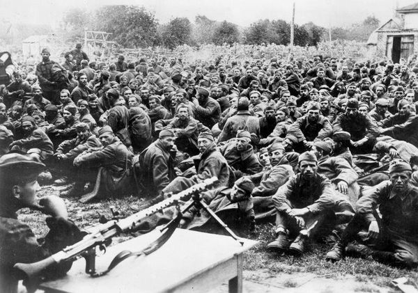Советские военнопленные, попавшие в плен под Киевом, сентябрь 1941 года Советские военнопленные, попавшие в плен под Киевом, сентябрь 1941 года
