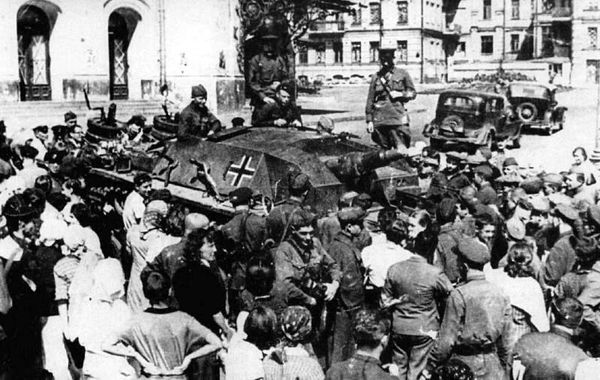 Киевляне осматривают трофейную немецкую САУ StuG III Ausf С, захваченную у села Вита-Почтовая, 1941 год Киевляне осматривают трофейную немецкую САУ StuG III Ausf С, захваченную у села Вита-Почтовая, 1941 год