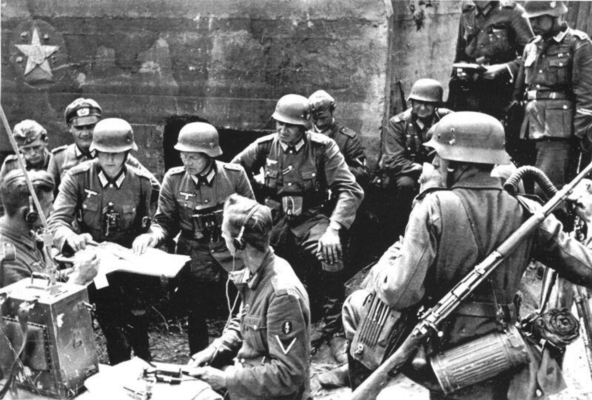 Немецкие солдаты и офицеры возле захваченного ДОТ-а Киевского УРа, 1941 год Немецкие солдаты и офицеры возле захваченного ДОТ-а Киевского УРа, 1941 год - РИА Новости, 1920, 02.08.2026