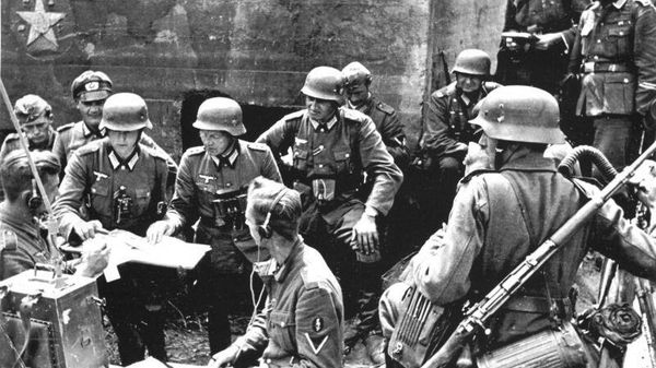 Немецкие солдаты и офицеры возле захваченного ДОТ-а Киевского УРа, 1941 год