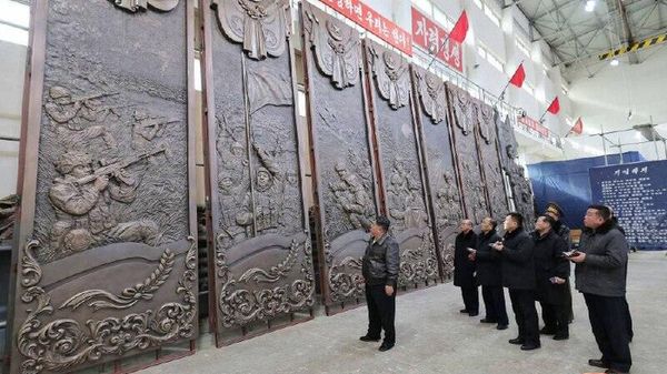 ‼ Пхеньян публикует кадры визита Ким Чен Ына в мастерскую, где изготавливают скульптуры и барельефы, посвященные бойцам из КНДР, воевавшим в Курской области