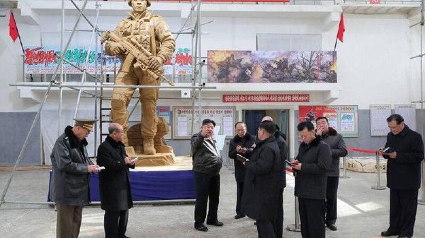 ‼ Пхеньян публикует кадры визита Ким Чен Ына в мастерскую, где изготавливают скульптуры и барельефы, посвященные бойцам из КНДР, воевавшим в Курской области