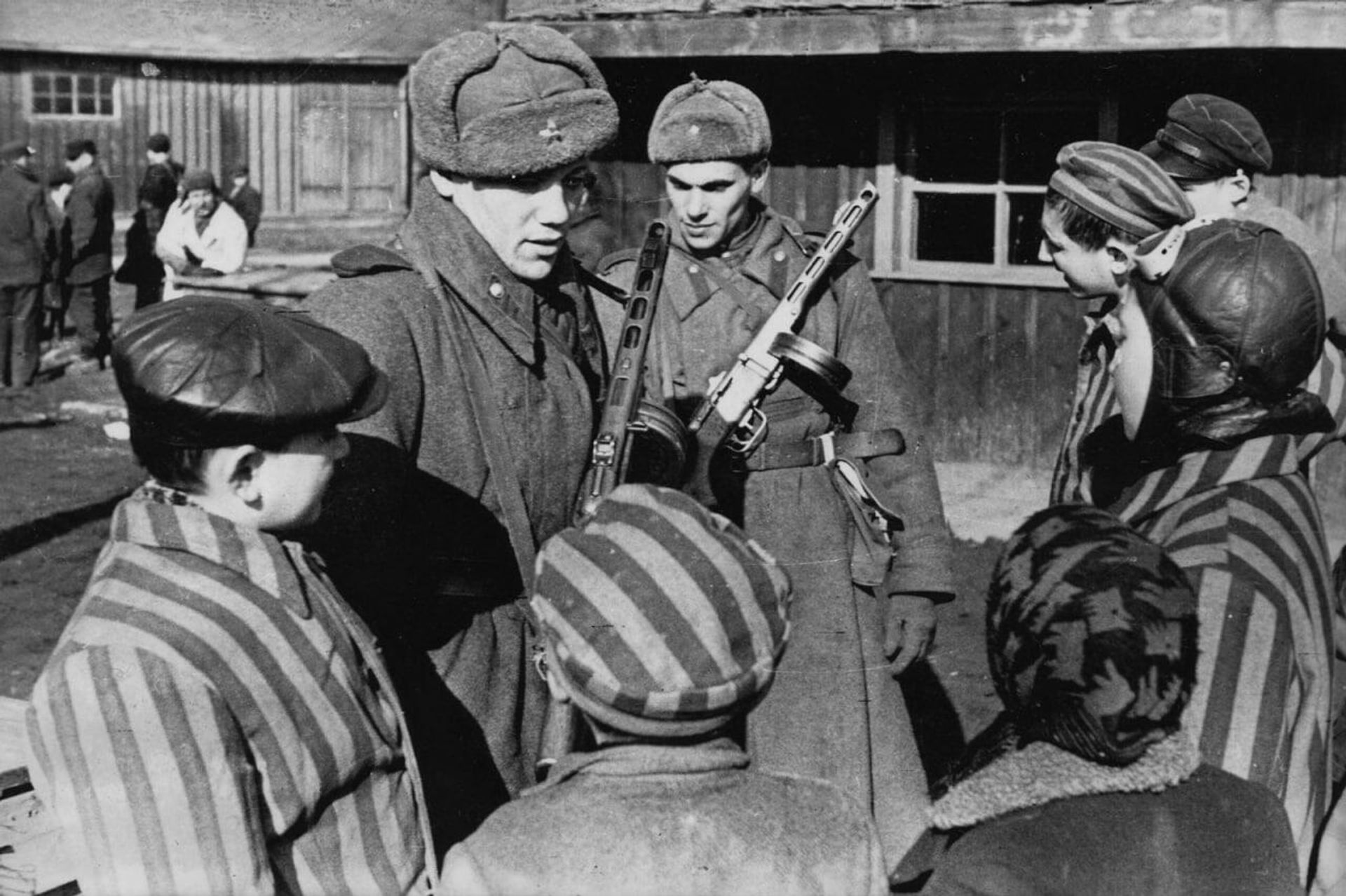 Советские солдаты освобождают узников нацистского концлагеря Освенцим. - РИА Новости, 1920, 27.01.2026