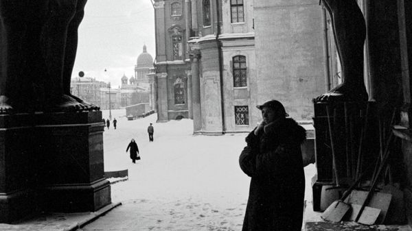 Блокада Ленинграда. Часовой у входа в Эрмитаж.