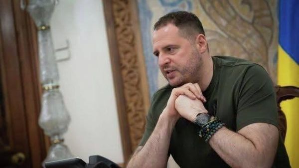 В соцсетях утверждают, что браслет, который носит Ермак, пере этим пролежал девять дней в гробу, надетый на руку покойника