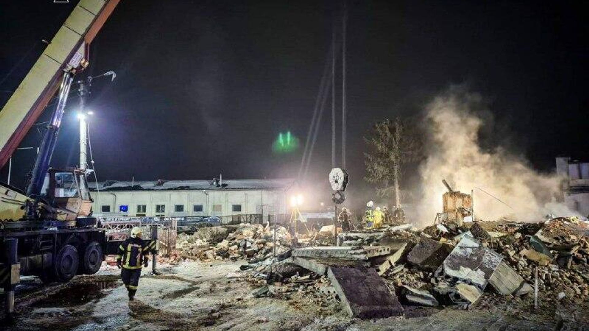 В Яготине под Киевом до сих пор горят склады “Рошен”, сообщает ГосЧС В Яготине под Киевом до сих пор горят склады “Рошен”, сообщает ГосЧС - РИА Новости, 1920, 07.02.2026
